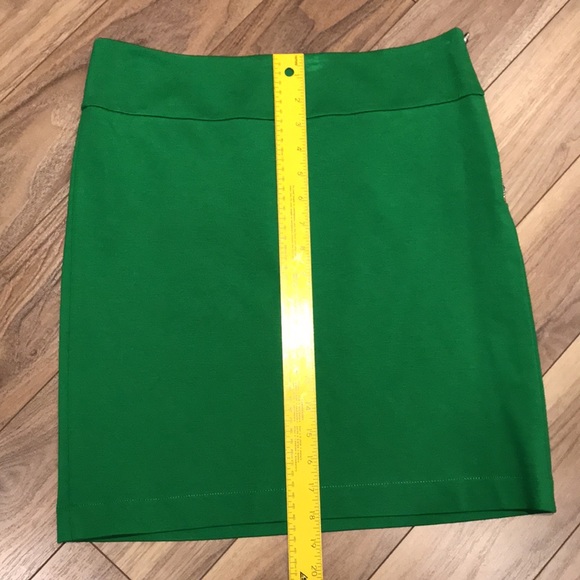 Banana Republic green short skirt - Picture 12 of 12